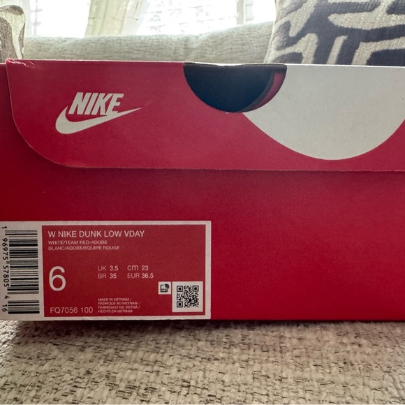 Nike Women’s Dunk VDAY Edition Size : 6 - Picture 4 of 9